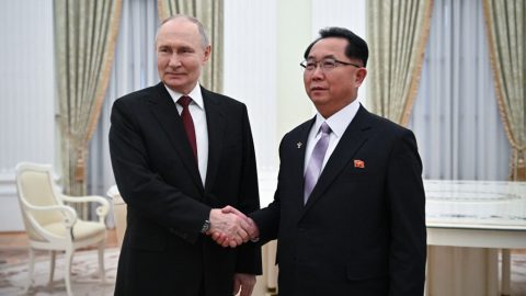 Míg Trump kidobta Zelenszkijt, Putyin észak-koreait simogatott