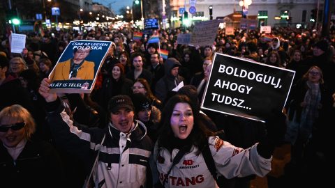 Kezd feszültté válni a helyzet a Margit hídon: nem akarnak hazamenni a Pride-törvény ellen tüntetők, a rendőrök pedig nem engedik át őket