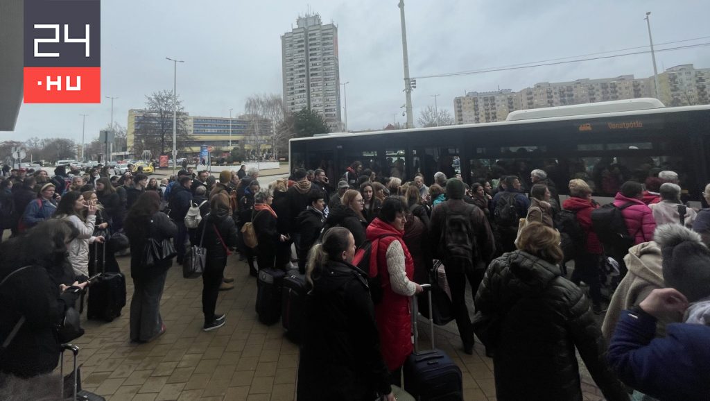 Felsővezetéki hiba miatt pótlóbuszokkal és egy órás késéssel lehet eljutni Szolnokról Budapestre