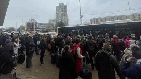 Felsővezetéki hiba miatt pótlóbuszokkal és egy órás késéssel lehet eljutni Szolnokról Budapestre