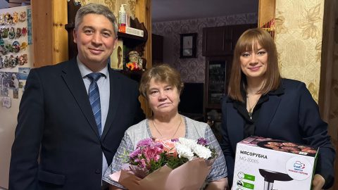 Húsdarálót kaptak nőnapra azok az orosz anyák, akiknek fiaik az ukrajnai háborúban haltak meg