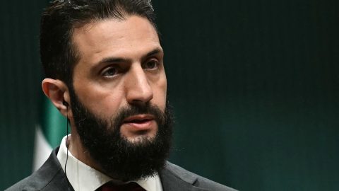 Miközben a Nyugat kegyeit keresi, szorult helyzetében igyekszik lavírozni az új szíriai iszlamista vezetés
