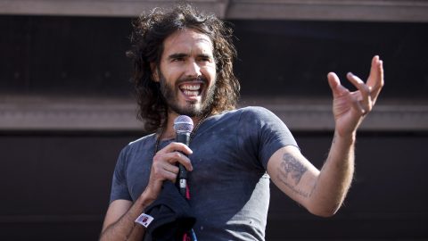 Russell Brand azt mondja, nem erőszakolt meg senkit, és a brit kormánynak amúgy sem az ő ügyével kellene foglalkoznia