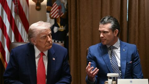 Újabb Signal-botrány az amerikai védelmi miniszter körül: feleségével is chatelt a jemeni támadásról