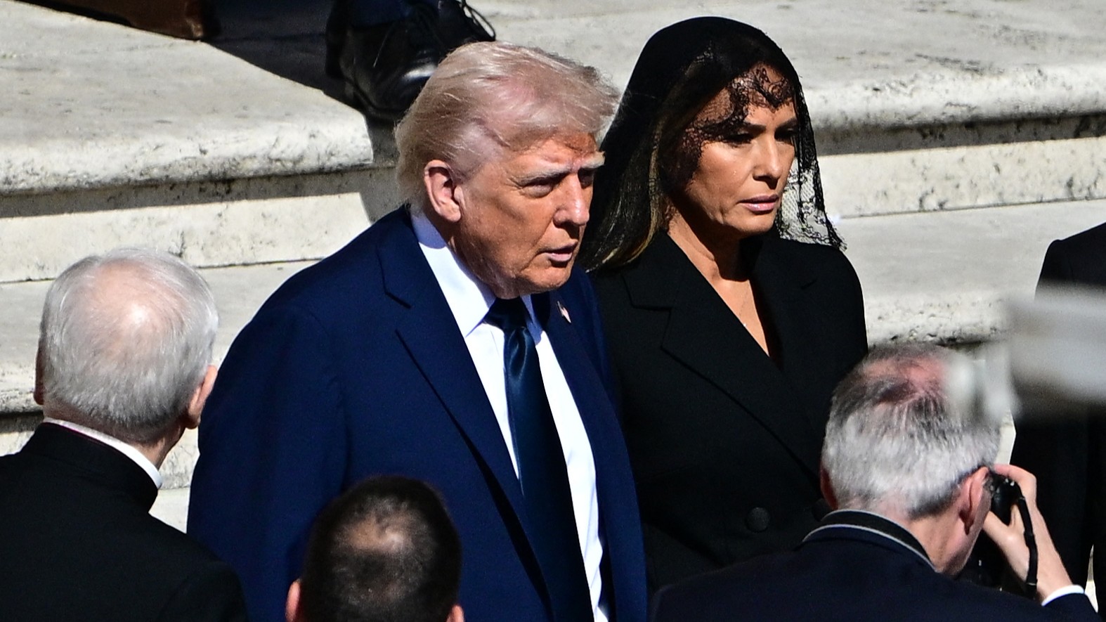 Eltemették Ferenc pápát, utolsó útja az „utolsók” felé vezetett 1