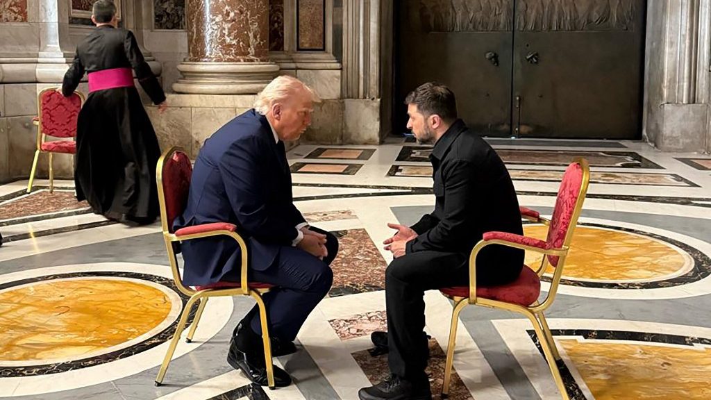 Trump és Zelenszkij összetolt két széket, és spontán megbeszélést tartott Ferenc pápa temetése előtt