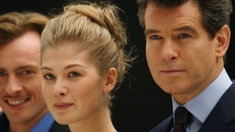 Rosamund Pike felidézte, milyen kínos volt Pierce Brosnannel közös ágyjelenete a Halj meg máskorban