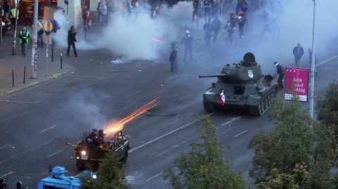 Meghalt Horváth György, aki 2006-ban elkötötte a tankot a Deák téren
