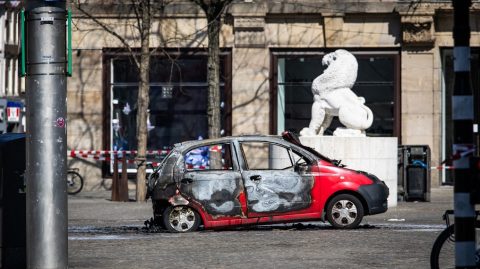 Valami felrobbant egy autóban Amszterdam közepén