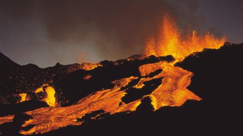 Vulkánkitörés Izlandon: kiürítették az egyik legnépszerűbb turistacélpontot