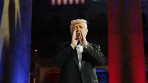 Donald Trump szerint a világ vezetői nyalják a seggét, csak hogy alkut köthessenek vele