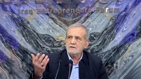 Kirúgta egyik helyettesét az iráni elnök, mert az „pazarló” luxusútra ment az Antarktiszra