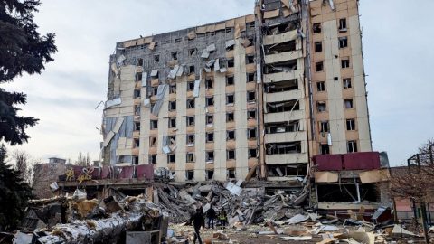 Ez várta a mentősöket a játszótéren, ahol kilenc gyerek halt meg az orosz légicsapásban – videó