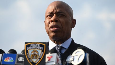 Ejtették a vádakat a New York-i polgármester ellen, akinek az ügyében Trump kegyelmet lengetett be