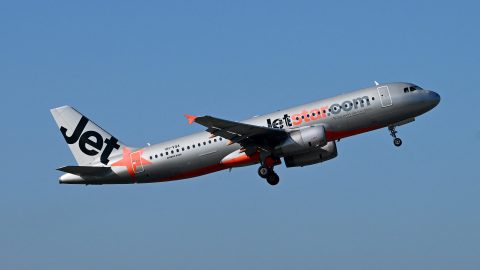 Menet közben próbálta kinyitni egy repülőgép ajtaját egy nő az Indai-óceán fölött