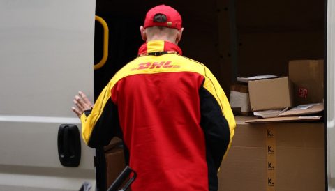 A DHL Trump vámintézkedései miatt leáll az értékes csomagok kiszállításával az USA-ban
