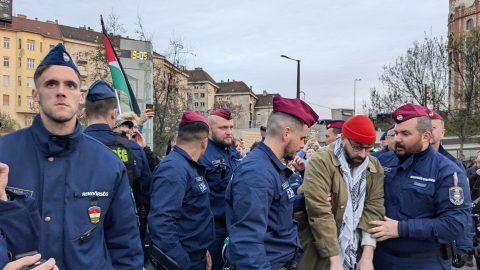 Pár tucatnyian tüntettek Netanjahu látogatása ellen a Széll Kálmán téren