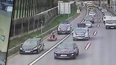 Fűnyíró traktorral hajtott fel az autópályára egy 84 éves nyugdíjas Ausztriában