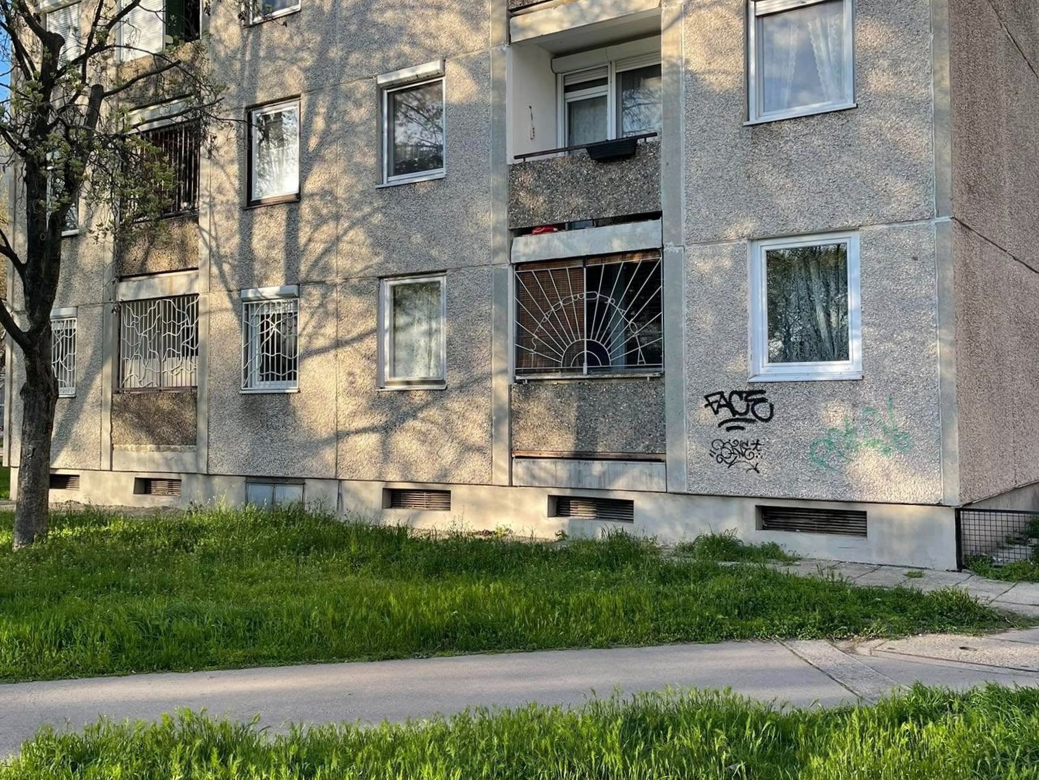 A napsugarak és a lokálpatriotizmus találkozásából született az újpalotai lakótelep legjobb ablakrácsa 1