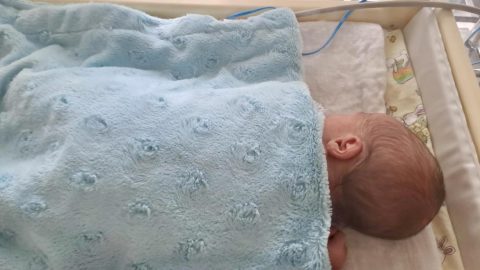 Megszólalt a babamentő inkubátor csengője Szolnokon, egy kisfiút találtak benne