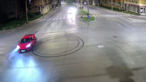 Megint lakott területen driftelt egy piros sportautó Székesfehérváron