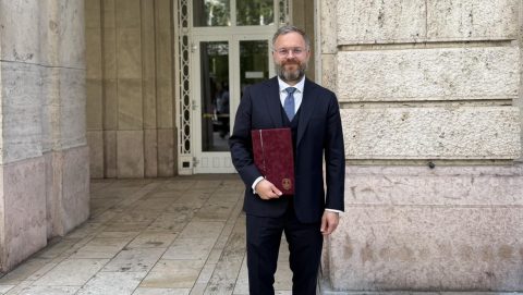 Orbán Balázs átvette a doktoriját