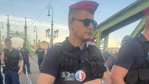 Francia felvarrós rendőr miatt indított belső vizsgálatot a rendőrség