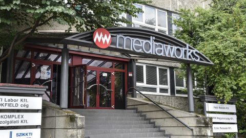 Panaszt tett az Európai Bizottságnál két magyar médiacég a reklámnak álcázott állami támogatások miatt