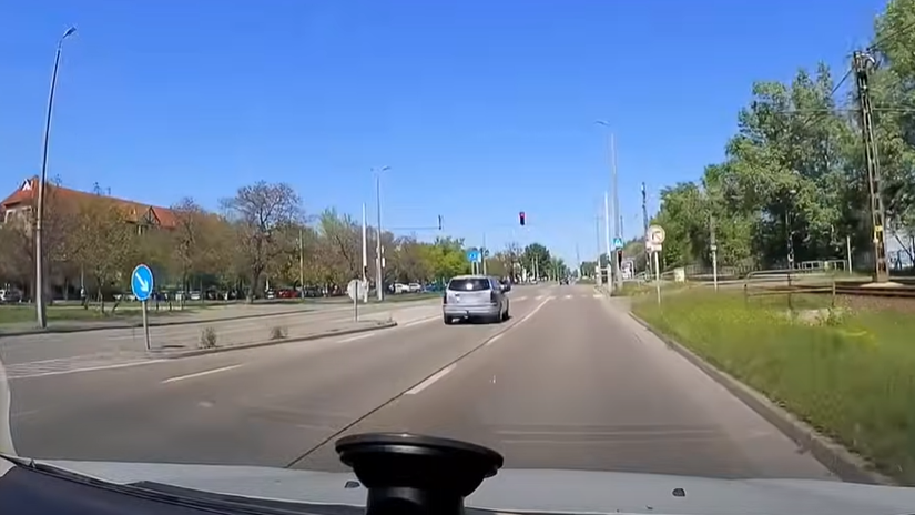 Videó: vérfagyasztó jelenetben száguldott át a piroson a Ford, épp megúszta a gyalogos