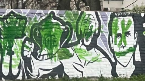 Elfogták a Benedek Tibor és Szusza Ferenc emlékfalát megrongáló férfit