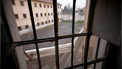 Megverte a zárkatársát, újra elítélték a Teréz körúti robbantót