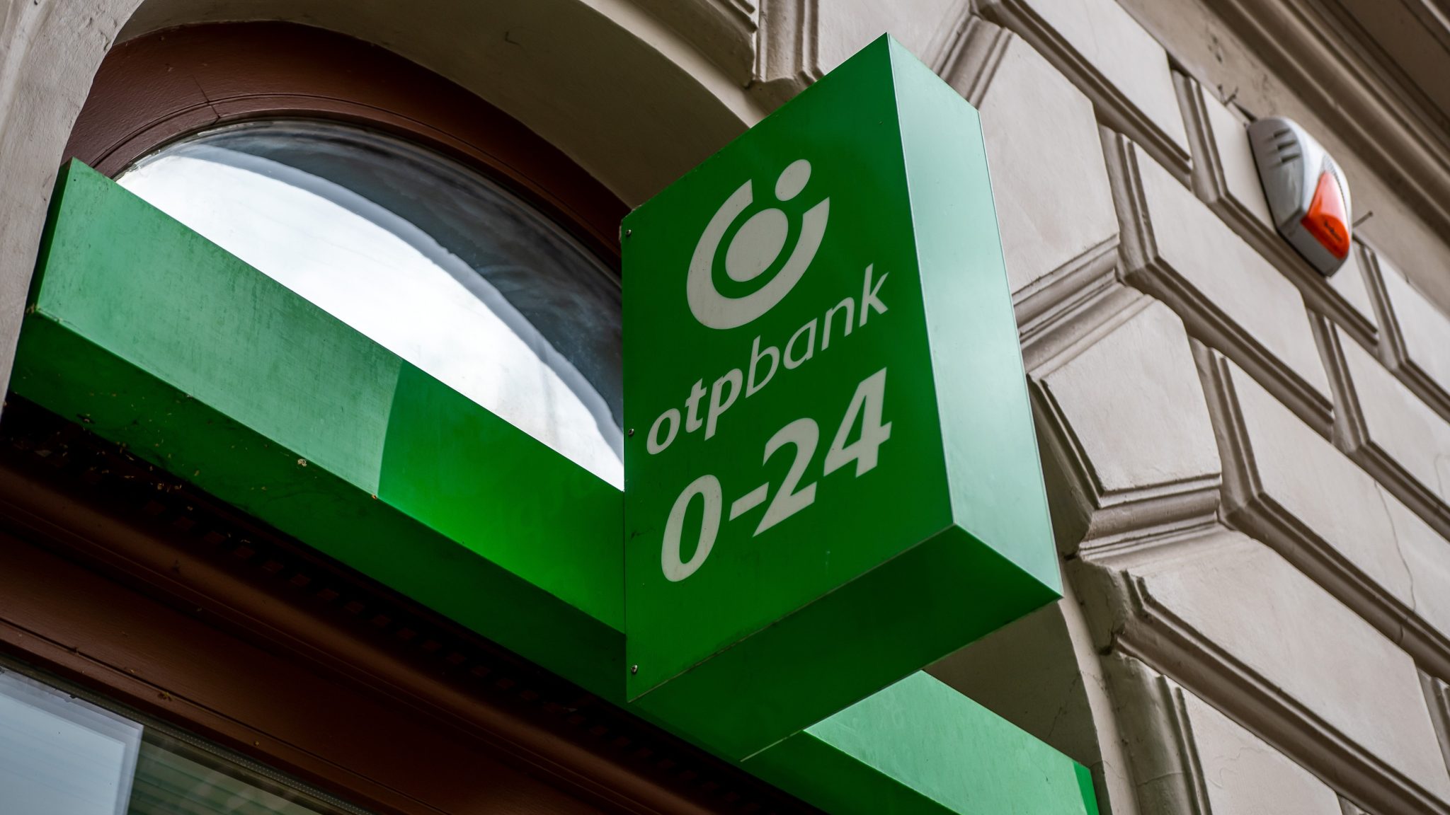 Változás jön az OTP netbankjánál, megszűnik a mobilos belépés | 24.hu