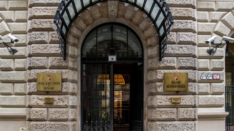 Visszaszólt az ÁSZ „a valamiért az MNB-alapítvány ügyeinek szakértőjeként nyilatkozó” Matolcsy Ádámnak