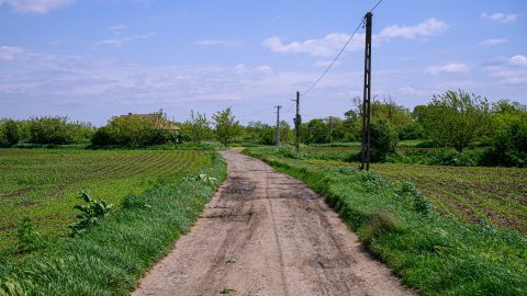 Elmagyarázta Zabar polgármestere, hogy mit jelent a földút portalanítása
