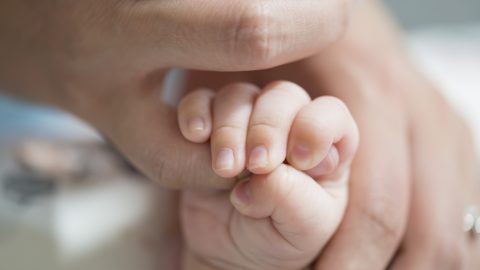 DK: a gyermeküket egyedül nevelő apákra is terjesszék ki az SZJA-mentességet