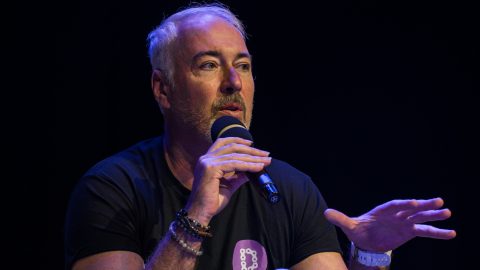 Hajós András visszaszólt egy kommentelőnek: „Ha megkeresném és pofán basznám, akkor megtudná, hogy mekkora entellektüel vagyok”
