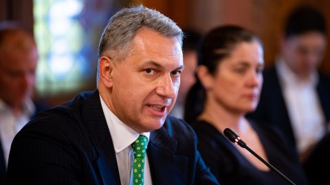 Lázár János nem Mészárosékra, hanem újabb külföldi cégekre nyitna tüzet