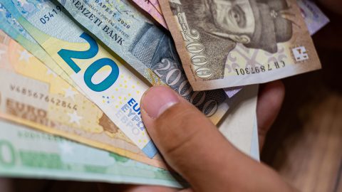 408 forinthoz közelített egy euró