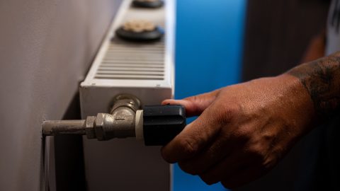 27 éves gázszámla miatt hajtanának be 160 ezer forintot egy budapesti nyugdíjason