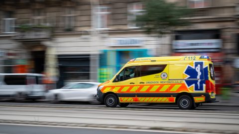 Ittas férfi támadt a neki segíteni igyekvő mentősökre