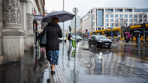 Saras esőt, szelet hozhat a hétfő