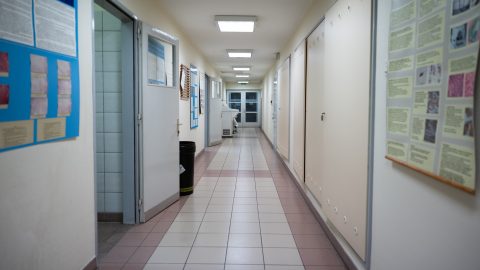 Kamerás beléptetőrendszert állítanak fel a dolgozóknak a kórházakban