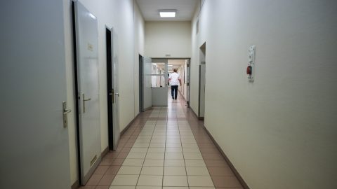 Annyira hosszúra nyúltak a műtéti várólisták, hogy beavatkozik a NEAK