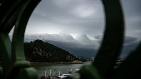 Borult, esős idő lesz kedden, de a nap is kisüthet