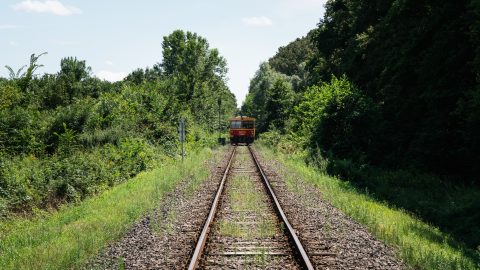 Kigyulladt egy motorvonat Mezőtárkányon, a vezető maga kezdte el oltani