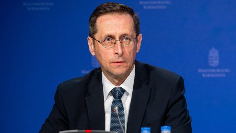 A banki díjak csökkentéséről állapodott meg Varga Mihály a Bankszövetséggel