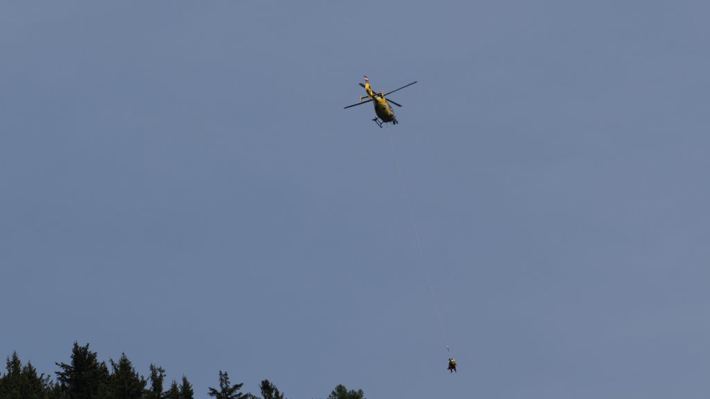 Rosszul lett egy férfi egy komáromi gyógyszertárban, mentőhelikopter érkezett a helyszínre