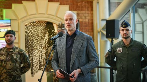 Kézigránát-ügy: Az emberek többsége nem hiszi, hogy önként ment oda a balesetet szenvedő titkárnő