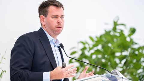 Vitézy szerint Lázár a kullancsok és a kényszeres káromkodás helyett a vasúttal is foglalkozhatna