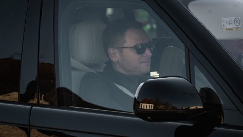 Értetlenül áll a szálloda azelőtt, hogy kötött ki Tiborczéknál az EU-csúcsra érkező finn delegáció, amely eredetileg náluk foglalt szobát